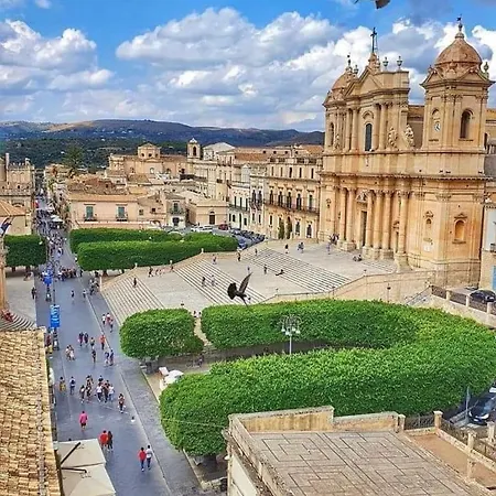 Villa Nel Vicolo Della Chiesa Del Carmine Noto Esterno foto